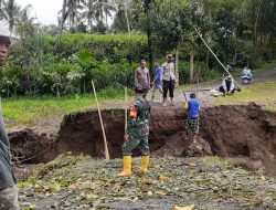 Bhabinkamtibmas dan Masyarakat Buat Jembatan Sementara