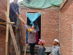 Bhabinkamtibmas Desa Sepukur Bantu Warga Bangun Rumah