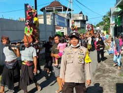 Personil Polsek Ampenan Kawal Acara Tradisi Praje