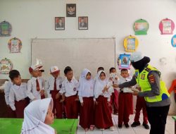 Ujutkan Rasa Perduli, Sat Lantas Berbagikan Buku pada Siswa SD
