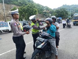 Sat Lantas Polres Bima Kota Bagi Helm Bersama Biker Bima