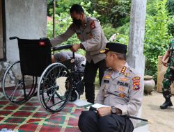 Kapolresta Mataram Serahkan Langsung Bantuan Kursi Roda