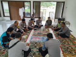 Lakukan Binrohtal, Anggota Polsek Maluk Baca Yasin