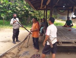 Bhabinkamtibmas Bantu Warga Pasang Pipa Air Bersih