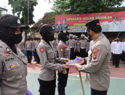 Kapolres Sumbawa Bagikan Buku Guna Wujudkan  Polri Yang Presisi