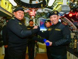 Kapolri Disematkan Brevet Hiu Kencana TNI AL