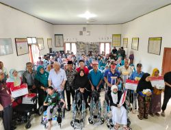 Peringati Hari Disabilitas Rachmat Hidayat Bantu penderita Difabel