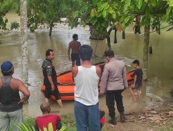 Polsek Lima Puluh Bersama BPBD Di Bantu Warga Cari Korban Hanyut