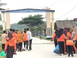 Peduli Lingkungan, SMA Citra Medang Deras Pungut Sampah Di Jalan