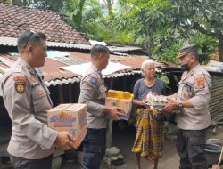 Kapolsek Jonggat Salurkan Bansos Bagi Lansia