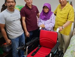 Rachmat Hidayat Berikan Kursi Roda Elektrik Buat Prof Chairussuhur