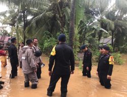 Personil Brimob Polda NTB Bantu Korban Banjir di Kuta Mandalika