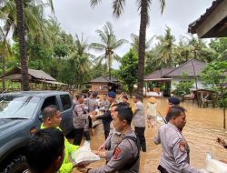 Kapolres Loteng Turun Langsung Bantu Warga Terdampak Banjir