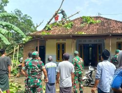 Responsif, Anggota Koramil Prabar Bantu Warga Korban Puting Beliung