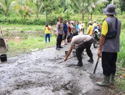 Kapolsek Kopang & Personil Laksanakan  Gotong Royong