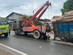 AKBP Jose D.C Fernandes Bantu Evakuasi Truk Patah As