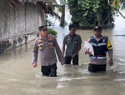 Desa Empat Negeri Dilanda Banjir, ‘Polsek Lima Puluh Bawa Bansos