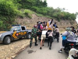 Anggota  Polres Bima Kota Bantu Pengunjung Wisata Mogok