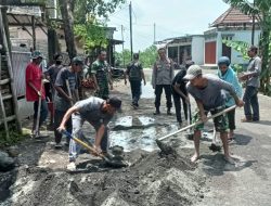 Kapolsek Praya Tengah Bergotong Royong Bersama Warga