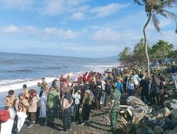 Koramil 1606-09/Ampenan Gotong-royong Bersihkan Bibir Pantai Mapak Pasca Bencana Alam Air Pasang