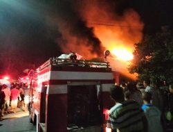 Polisi  Bantu Evakuasi  dan Padamkan Api  Kebakaran