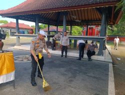 Kapolsek Pagutan Bersama Personel Laksanakan Gotong Royong Di Pura Dalem