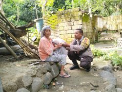 Polsek Kawasan Mandalika Bagikan Sembako Bagi Lansia