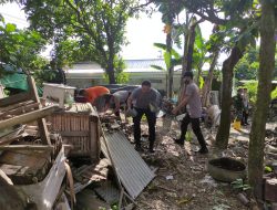 Anggota Polsek Jonggat Bersinergi Bersama Warga Bergotong royong