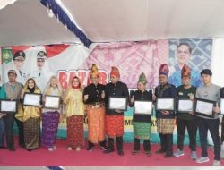 Wabup Berikan Penghargaan kepada Pihak yang Terlibat dalam Bazar dan Pameran UMKM