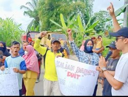 Emak Emak Bakar Ban Minta Galian C Di Tanjung Muda Di Tutup
