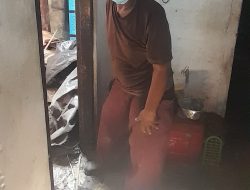 Disos Sumbawa Bantu Warga Kurang Mampu