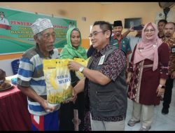 Wabup Sumbawa Berikan Bantuan ke  500 Nelayan di Pulau Kaung