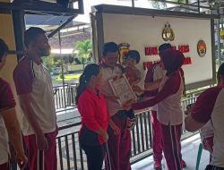 Kapolsek Sandubaya Beri Penghargaan Terhadap anggota Berprestasi