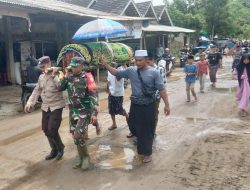 Babinsa Bantu Pemakaman Korban Banjir Sekotong Lombok Barat
