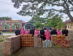 Bhayangkari Bagikan Sembako Pada Warga Terdanpak Banjir