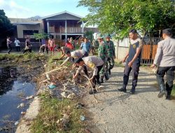 Bhabinkamtibmas  Gotong Royong Bersama Warga
