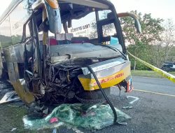 Polisi  olah TKP Laka Lantas, Travel Pancasari Vs Bus Surabaya Indah