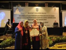 Wabup Sumbawa Terima Penghargaan KLA Tingkat Pratama