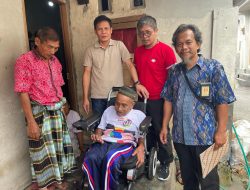 Rachmat Hidayat Bagikan Korsi Roda  Bagi Penderita Stroke