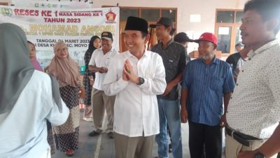 Reses di Moyo Utara, Ansori Berikan Bantuan Kursi