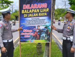 Sat Lantas Polresta Mataram Pasang Spanduk Himbauan Rawan Kecelakaan
