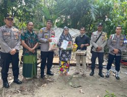 Polsek Lima Puluh Bantu Korban Yang Rumah Roboh Di Timpa Pohon
