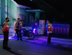 Polsek Gunungsari  Patroli Sahur Saat Puasa