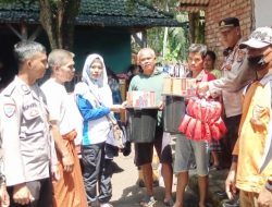 Kapolsek Terara Beri  Bansos Bagi Warga Dampak Banjir