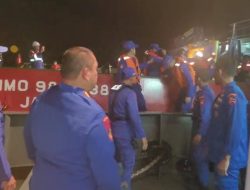Ditpolairud Polda NTB Evakuasi ABK Kapal Terbakar di Ampenan