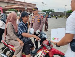 Kapolsek Lima Puluh AKP Rusdi Bagi-bagi Takjil Ke Pengendara