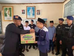 Sat Brimob Polda NTB Berikan Bansos di Pompes NW Mataram
