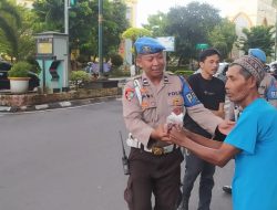 Personil Polresta Mataram Membagikan Takjil Takjil