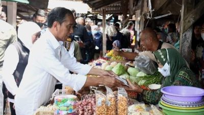 Presiden Jokowi Cek Harga Kebutuhan Pokok di Pasar Sambonggede