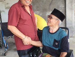 Rachmat Hidayat Kembali Berbagi Dengan Salurkan Korsi Roda